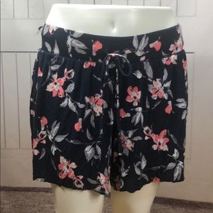 LIVI ACTIVE FLORAL SHORTS SIZE 26-28